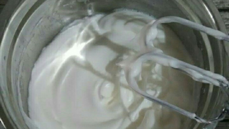 抹茶戚风蛋糕卷,蛋清加点柠檬汁分成次加入白糖打至8分发