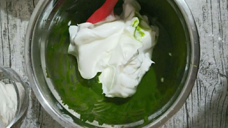 抹茶戚风蛋糕卷,打发好的蛋白分次加入蛋黄糊
