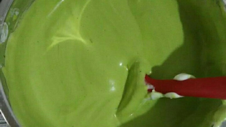 抹茶戚风蛋糕卷,上下切拌均匀做成抹茶蛋糕糊
