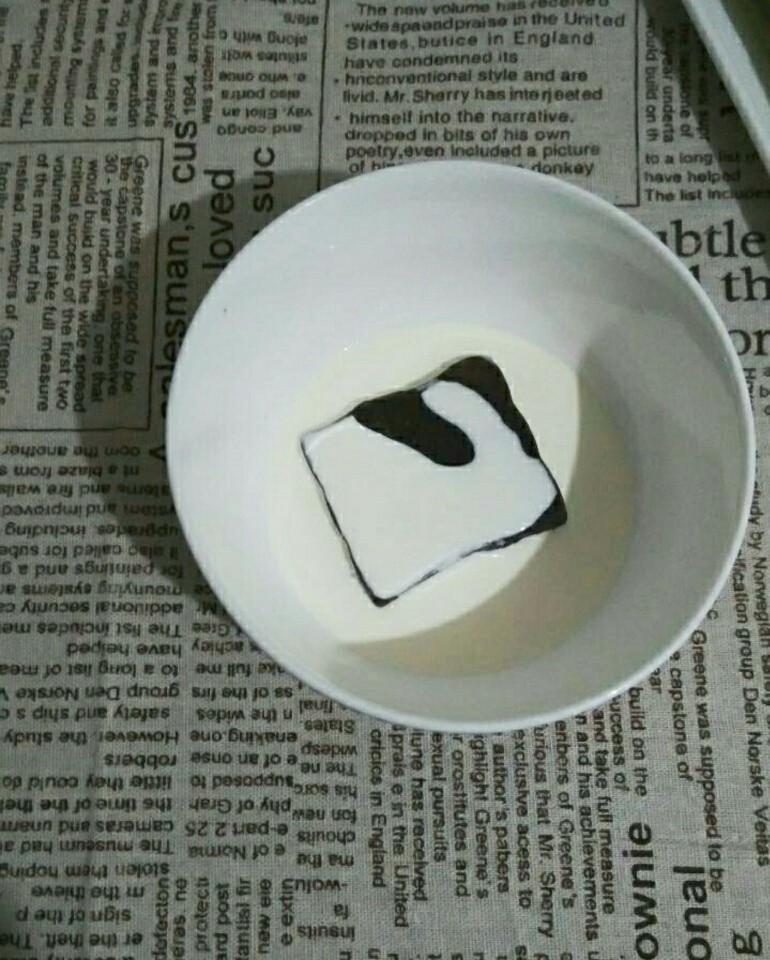 抹茶戚风蛋糕卷,黑巧克力加点淡奶油隔水融化