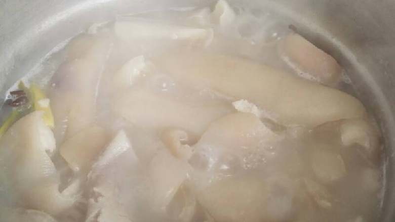 灌汤包,一个小时后就好了,为了好上色我放点酱油(可以不放酱油的)上午熬制的,下午就凝固了待用。