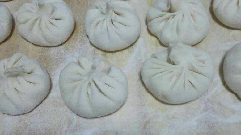 灌汤包,包好的灌汤包放锅里,为了好取我放了菜叶做底