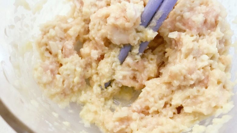 宝宝辅食:藕馅小馄饨-12M+ ,继续用筷子充分搅拌均匀,上图就是最终的肉藕馅状态。