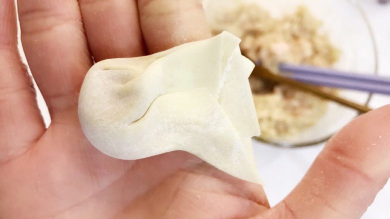 宝宝辅食:藕馅小馄饨-12M+ ,这样形状就出来了