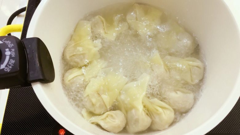 宝宝辅食:藕馅小馄饨-12M+ ,热锅倒入适量清水,将洗净后的虾皮和馄饨放入锅中,煮15分钟左右直至熟透,此时所有的馄饨都已经浮起来了。
》如果包好的馄饨吃不完,可以小袋包装(吃一次的量)放进冰箱冷冻,下次吃的时候再拿出来。
》对虾皮质量没把握的,先用水冲泡,然后冲洗沥干水分备用,没有也可以不加。