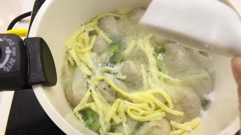 宝宝辅食：藕馅小馄饨-12M+ ,如果宝宝大点了，还可以稍稍加一点点盐调味，用勺子搅拌均匀。