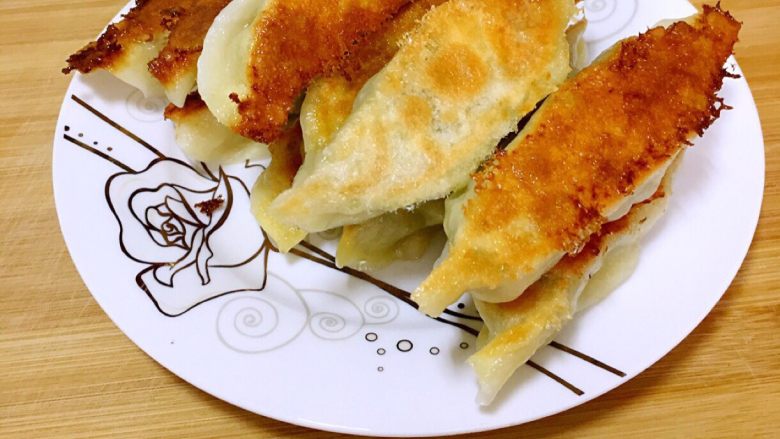 荠菜虾仁水饺/锅贴,把它打开了就是这样的,美味,赶紧去尝试一下吧