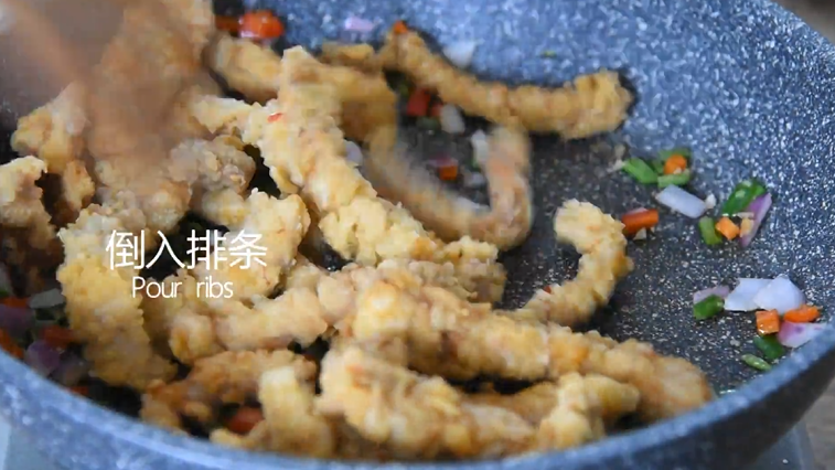 无需刀工,超简单的椒盐排条,倒入排条