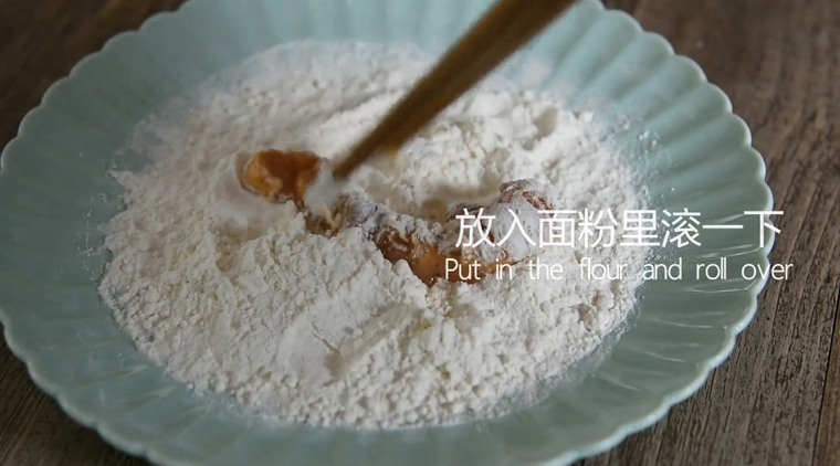 无需刀工,超简单的椒盐排条,粘好蛋液的排条放到干<a style='color:red;display:inline-block;' href='/shicai/ 519'>面粉</a>里滚一下