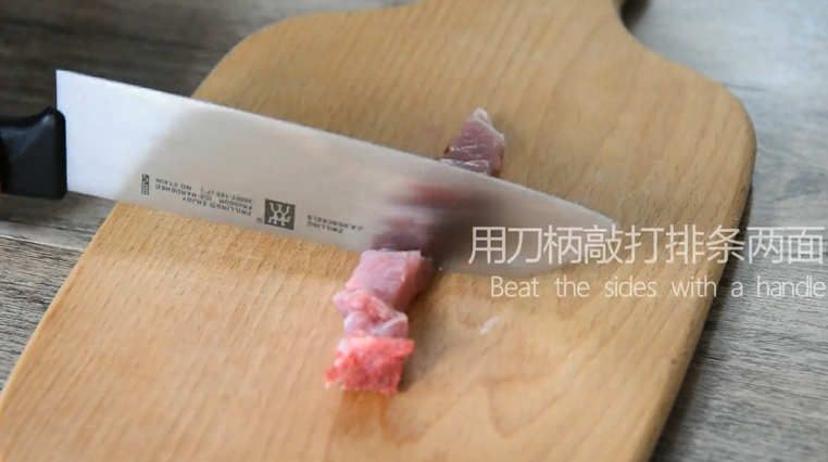 无需刀工,超简单的椒盐排条,用刀柄敲打排条两面使其变松
