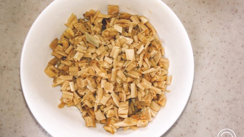 产后宜食 打卤面(素),泡好的<a style='color:red;display:inline-block;' href='/shicai/ 127'>黄花菜</a>切小段