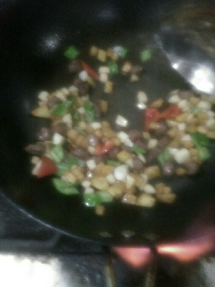 雪花牛肉拌饭,牛肉丁,杏鲍菇,土豆丁一起下锅炒至八成熟