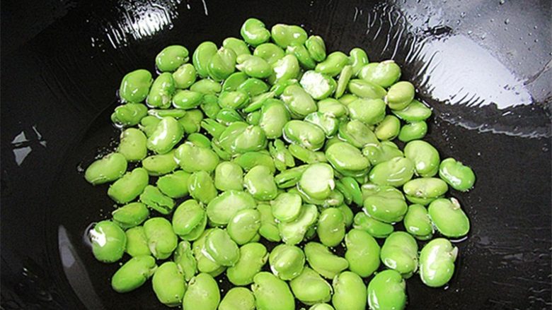 香菇蚕豆酱,捞出生姜,注意,油多放一些,倒入<a style='color:red;display:inline-block;' href='/shicai/ 64'>蚕豆</a>煸炒1分钟