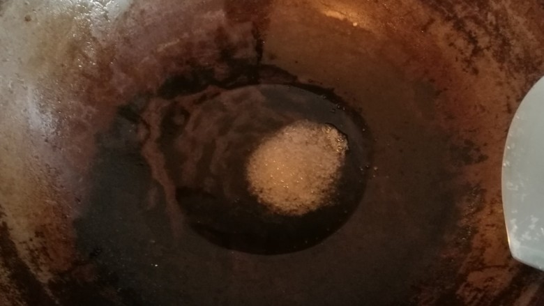 干豆角烧排骨,冷锅冷油,放入15克白糖,用小火烧至融化呈焦糖色