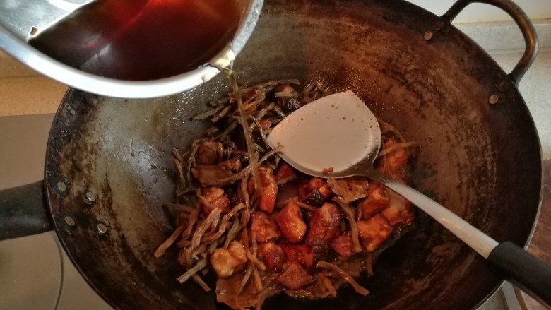 干豆角烧排骨,倒入泡干豆角和干香菇的水,水量以刚没到排骨为好