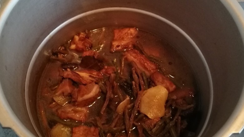 干豆角烧排骨,再倒入高压锅,上气后用中火压15分钟