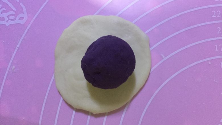 蒸紫薯馅馒头,将每个小剂子用擀面杆将面团擀成圆形,再包入紫薯馅,包成圆形即可