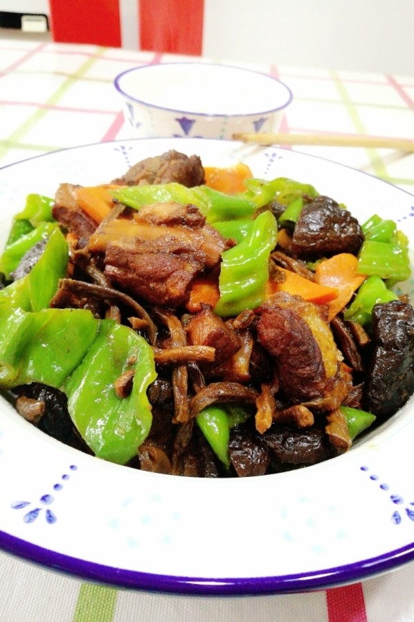 干豆角烧排骨,搭配白米饭,即便是一个人下班回家这样一碗菜也足够了,有肉有菜,再冲上一碗紫菜蛋花汤,最多半小时就可以美美的吃上一餐了