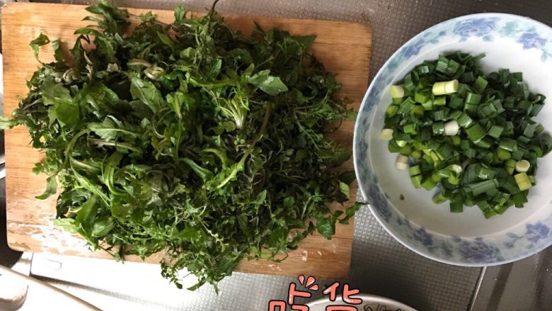 正宗的荠菜米饭,把<a style='color:red;display:inline-block;' href='/shicai/ 126'>荠菜</a>，和<a style='color:red;display:inline-block;' href='/shicai/ 3349'>蒜苗</a>洗干净，然后切成小段状。