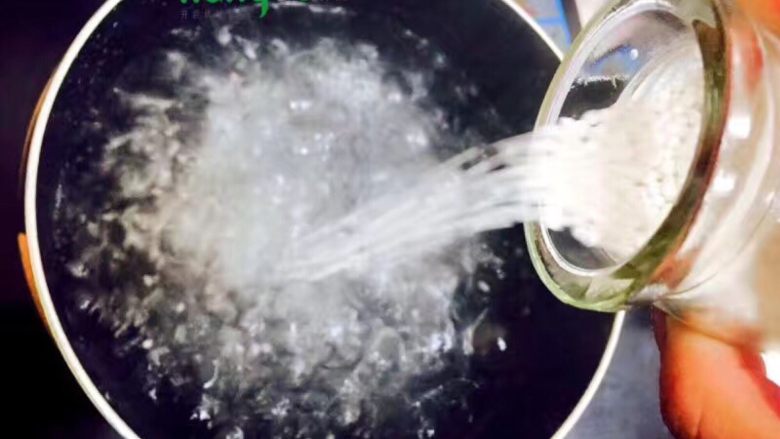 芒果西米露

,锅中倒入足够的水大火烧开，沸腾时将<a style='color:red;display:inline-block;' href='/shicai/ 5163'>西米</a>倒进去，立刻搅拌，防止<a style='color:red;display:inline-block;' href='/shicai/ 5163'>西米</a>粘锅。盖上锅盖大火煮20分钟后焖5分钟。然后继续加水煮5分钟，一定要加热水！煮至<a style='color:red;display:inline-block;' href='/shicai/ 5163'>西米</a>心呈白色点状，继续焖五分钟。