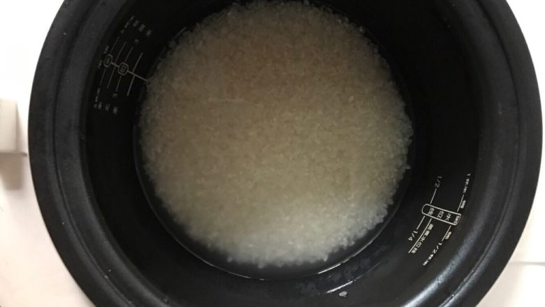 正宗的荠菜米饭,洗适量的米（根据人口煮米饭），切记水要放比平常煮饭水少些。因为荠菜会出水的！