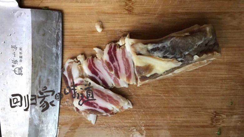 正宗的荠菜米饭,把<a style='color:red;display:inline-block;' href='/shicai/ 436'>腊肉</a>切成薄薄的片状。根据喜爱切多与少。放<a style='color:red;display:inline-block;' href='/shicai/ 436'>腊肉</a>饭更香！