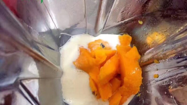 芒果西米露

,煮西米的过程中将芒果切好，十字花式切除方块状芒果粒备用，剩余芒果肉加<a style='color:red;display:inline-block;' href='/shicai/ 219'>牛奶</a>搅打成果泥
