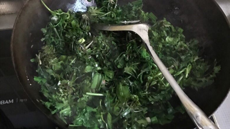 正宗的荠菜米饭,这时锅加热放点油，等油热把荠菜和蒜段倒进去翻炒一下。一定要放盐翻炒。