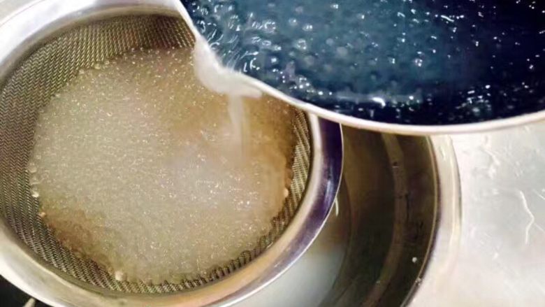 芒果西米露

,焖好的西米倒入冷水中冲洗，洗至粒粒分明不粘连。

