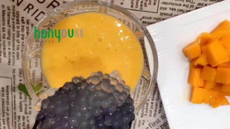 芒果西米露

,芒果牛奶泥倒入玻璃碗中，加三勺西米