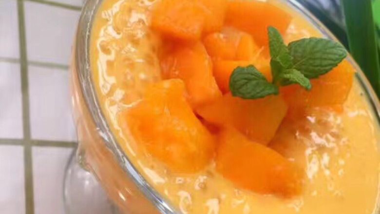 芒果西米露

,再把芒果粒铺在上面，薄荷叶装饰，这样就大功告成