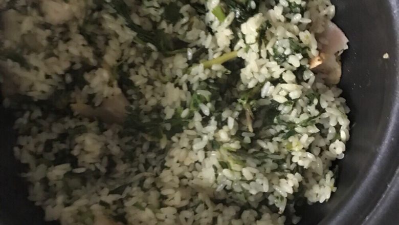 正宗的荠菜米饭,等煮好，打开盖子用米饭勺搅拌一下。最后把盖子再盖上闷几分钟就可以吃了！