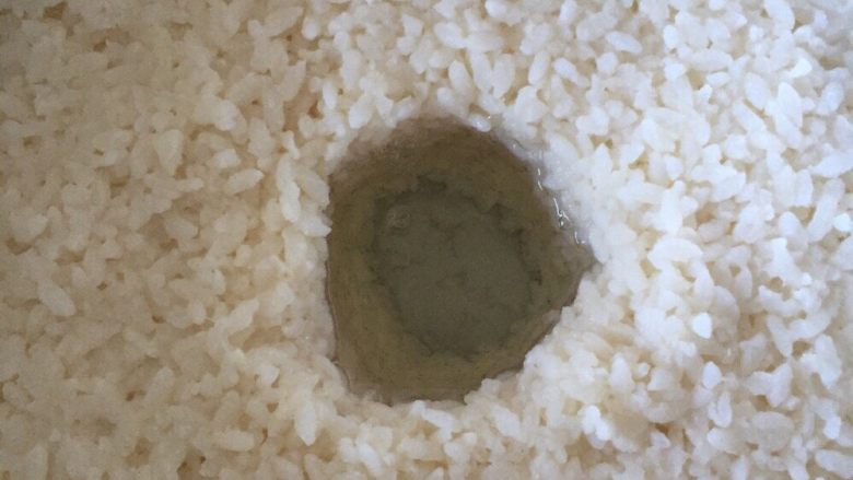 家庭简易版自制酒酿,第五步,盖上盖子后保持温度30度左右,交给时间发酵吧……这是历经40个小时后的成品。期间怕室温太低,开着电热毯低档唔在被窝里整整一个白天十几个小时,还好成功地出酒了,味道非常赞,感觉比买的还醇香可口哦😯