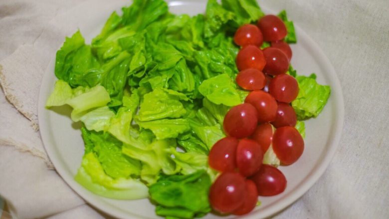 缤纷拼盘,圣女果铺在生菜上