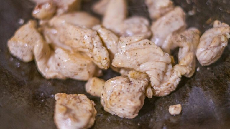 缤纷拼盘,再一点点油,把鸡胸肉煎熟