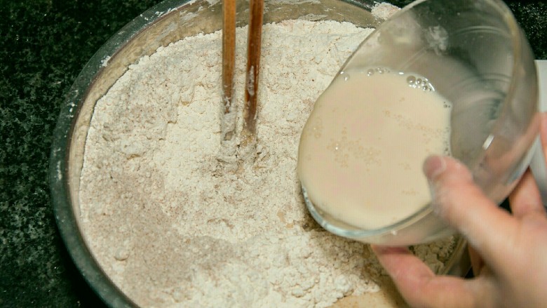 黑麦馒头,取一大容器装面粉(约800克),将酵母水倒入。