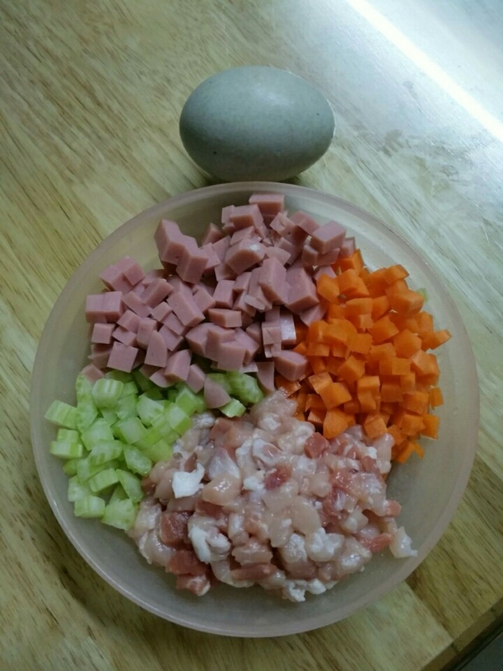 快速版五彩粥(瘦肉,松花蛋,火腿,红萝卜西芹),将所有材料全部切丁备用(注:<a style='color:red;display:inline-block;' href='/shicai/ 143'>西芹</a>记得去皮)
