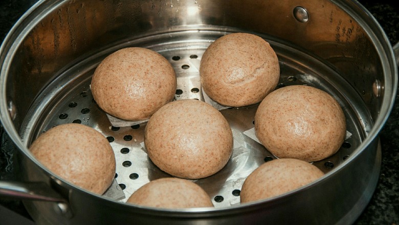 黑麦馒头,用中火蒸15分钟左右,关火多焖3分钟,再移笼揭盖。