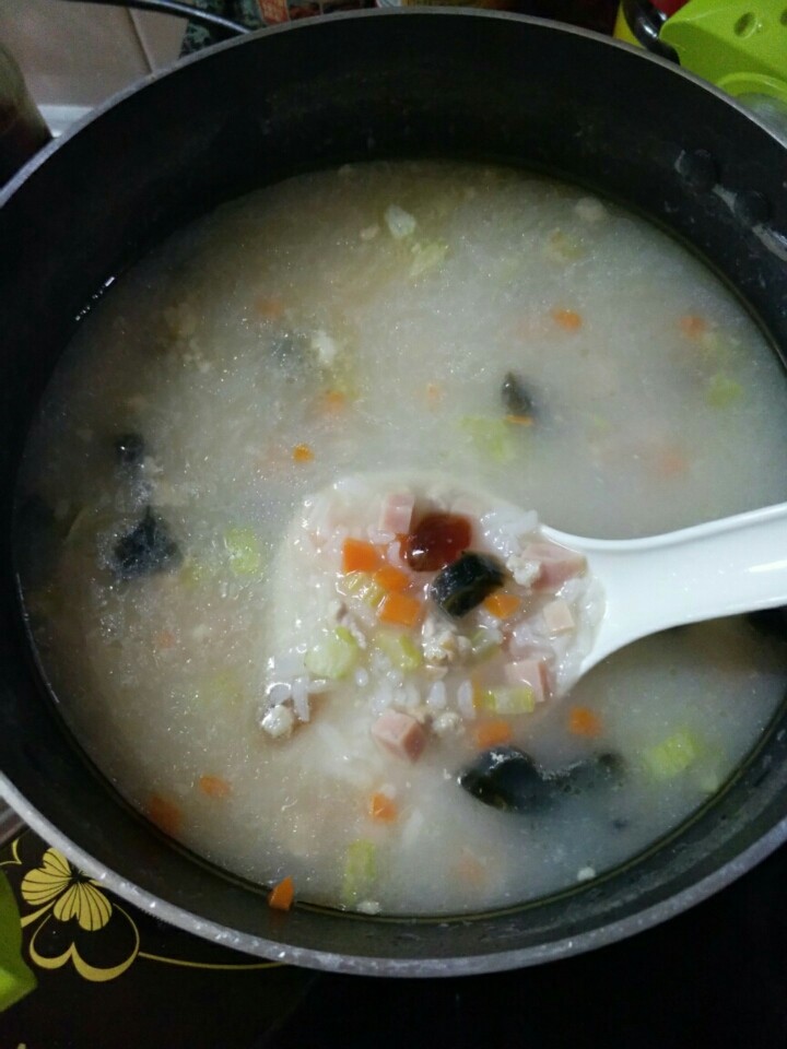 快速版五彩粥(瘦肉,松花蛋,火腿,红萝卜西芹),当煮粥的锅水开后倒入冷饭。等水再次起开时加入<a style='color:red;display:inline-block;' href='/shicai/ 1113'>松花蛋</a>稍微煮一会再加入炒好的所有丁丁😁当粥煮至有些粘稠时即可关火加入香油和葱花就可(如果喜欢味道重一点的朋友们可以再加点盐或胡椒粉调味)
