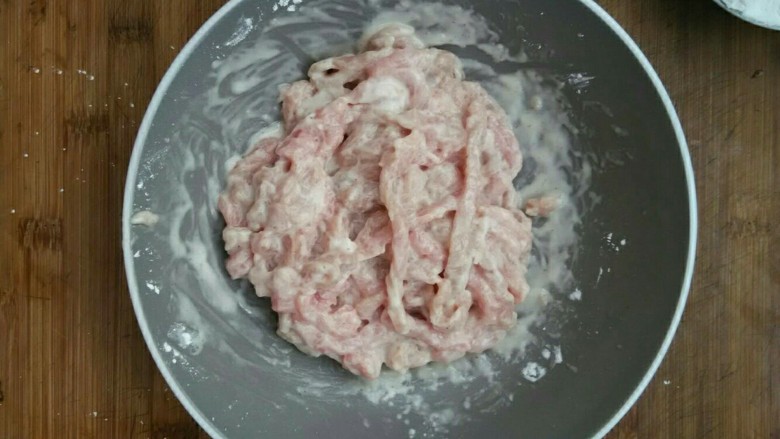 糖醋里脊,抓匀腌制15分钟