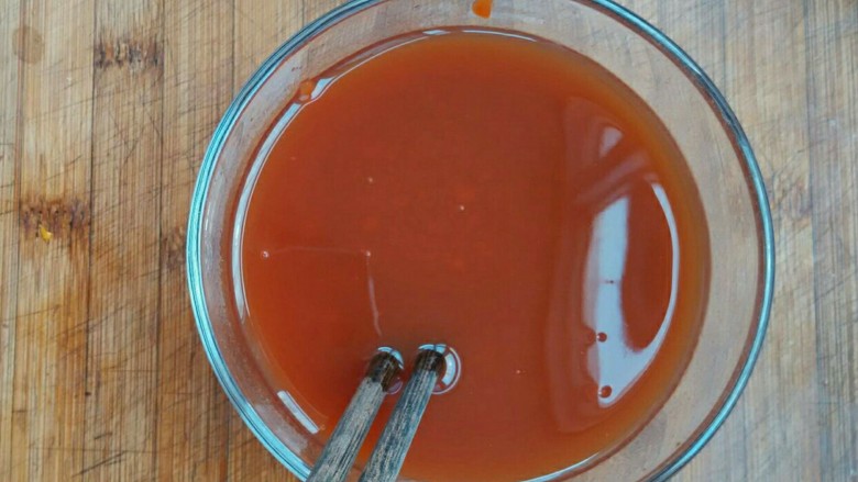 糖醋里脊,加适量水调匀,这个番茄糖醋汁只要口感适合自己家就行,没啥严格比例