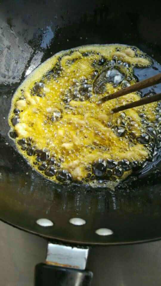 糖醋里脊,家里的锅比较小,油到的不是很多,就分成2-3次炸熟