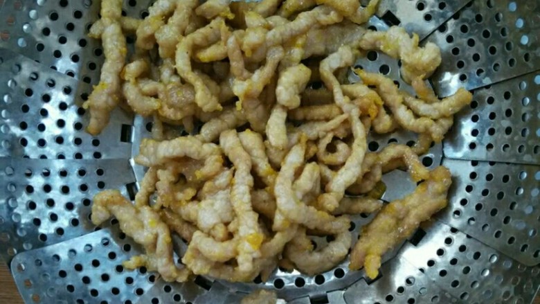 糖醋里脊,炸熟捞出控油