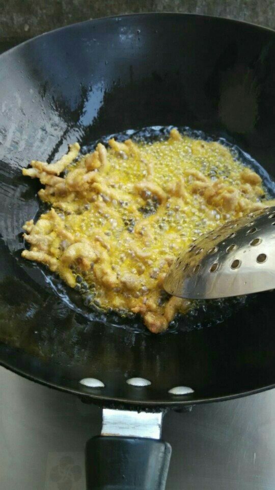 糖醋里脊,炸好的里脊肉倒回油锅再复炸一分钟捞出,这样外脆里嫩