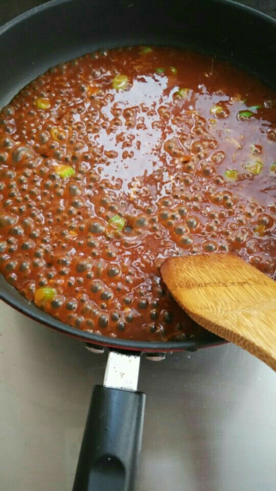 糖醋里脊,烧至冒泡