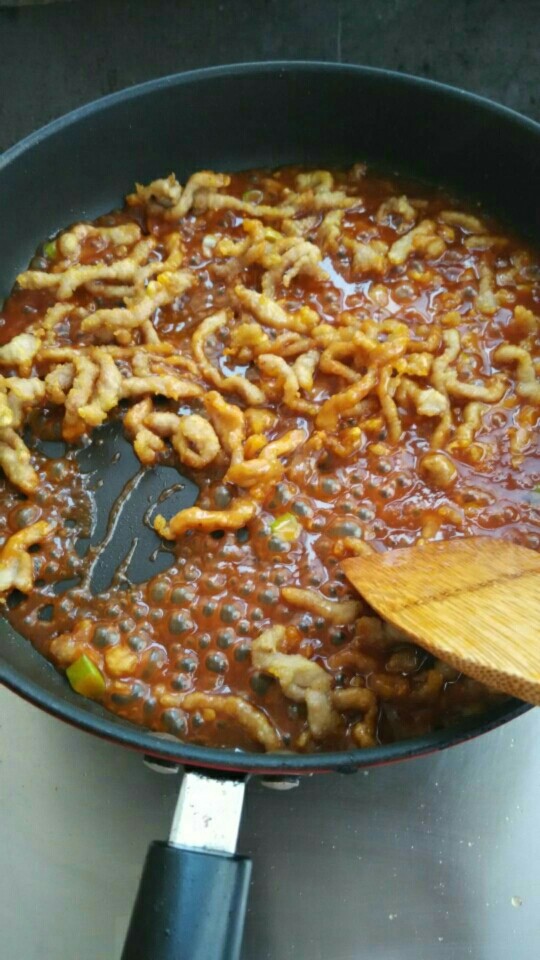 糖醋里脊,倒入里脊肉翻炒