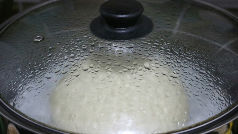 ≈椰蓉面包≈,把面团整圆,放入密闭环境中,发酵至2.5倍大,大概45分钟左右