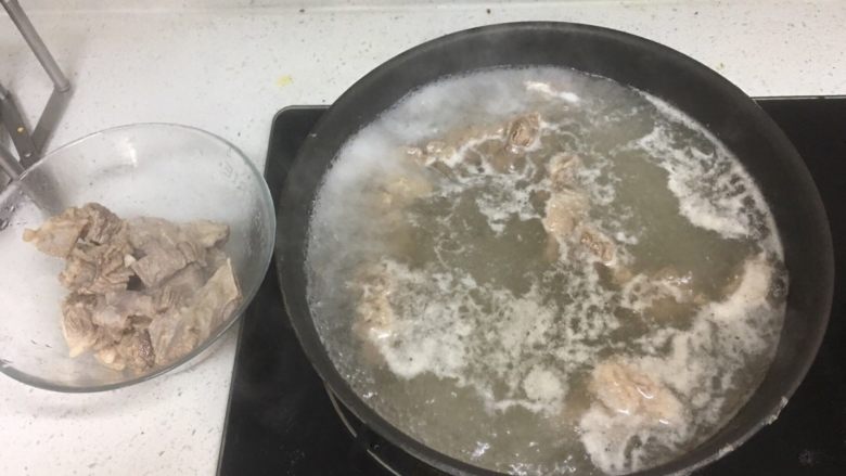 红烧牛肉(大白豆+小芒果版),烧水,水涨后倒入生牛肉,沸腾后隔两分钟挠起,并用清水冲洗下肉上的泡沫。
(那些漂浮物是从生肉里逼出来的血水和其他脏东西)