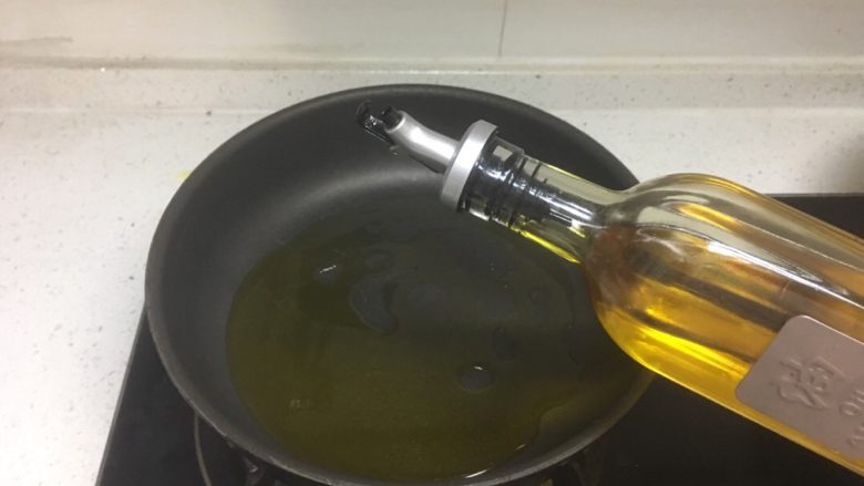 红烧牛肉(大白豆+小芒果版),倒油,准备开始做今天的红烧牛肉啦,记住,开小火,这样才会从容不迫,不怕肉糊或者配料煎糊