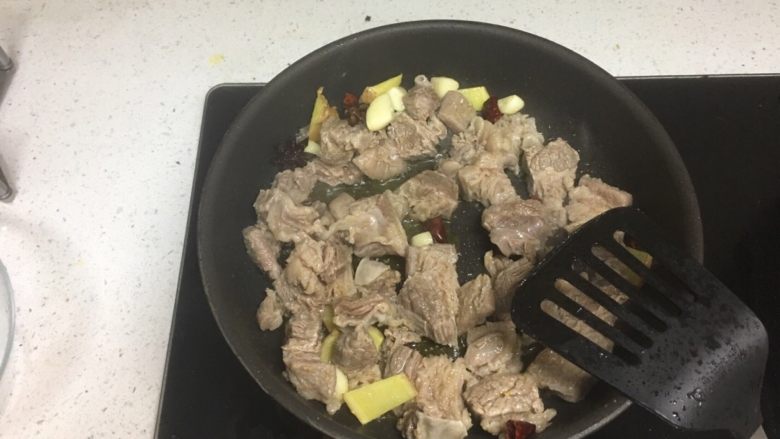 红烧牛肉(大白豆+小芒果版),倒入刚刚的牛肉,翻炒裹油